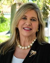 Lore Smith's Instagram, Twitter & Facebook