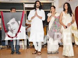 Vinod Khanna S Family Step Out For The Shutterbugs At The Actor S Prayer Meet Filmfare Com Geetanjali and her actor son akshaye khanna were visiting the farmhouse located at mandva in 1990, he got married again to kavita, with whom, he had a son, sakshi, and a daughter. vinod khanna s family step out for the