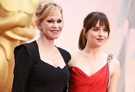 Dakota johnson went to the oscars dressed like an actual oscar. Why Dakota Johnson Became Angry At Her Mother India Tv News Hollywood News India Tv
