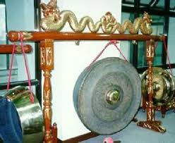 Gamelan merupakan satu kesatuan utuh yang diwujudkan dan dibunyikan bersama. Alat Musik Gong Dibunyikan Dengan Cara