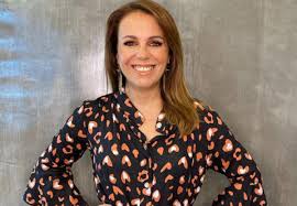 Tânia ribas de oliveira, self: Tania Ribas De Oliveira Destaca A Sua Voz Por Ser Um Veiculo Poderoso