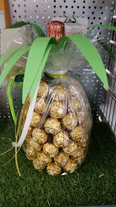 Die Goldene Ananas Einfach Eine Flasche Asti Mit Rocher Bekleben Hubsch Einpacken Geschenke Verpacken Flaschen Geschenke Verpacken Einfach Kreative Geschenke