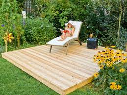 Zu bedenken ist allerdings, dass das barfußlaufen auf kies unangenehm ist und gartenmöbel nicht komplett geradestehen werden. Holzdeck Bauen Diy Academy