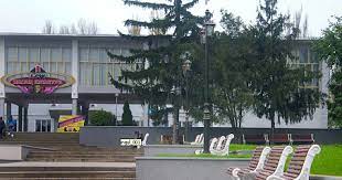 Команда не сумела справиться с шахтером д 2:1, потом потерпела поражение от зари с разгромным счетом 1:5, а крайнем этапе получила 2:0 от десны. Dostavka Cvetov Krivoj Rog Flora Kr 380970068673