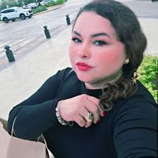 Miss Nicaragua buscando a Fátima para que ambas estén al frente en las fotos