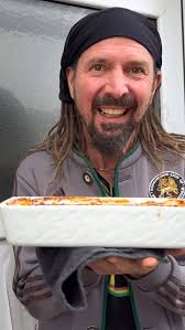 BASILIKUM PESTO#Lowbudget. 150 g Basilikumblätter30 g Petersilie1  Knoblauchknolle1 Bio ZitroneSonnenblumenkerneRapsöl, kalt gepresst  SalzPfefferIch freue mich über jedes Teilen oder speichern 💚💛❤️keep it  burning🔥 Lass gerne einen einen Kommentar ...