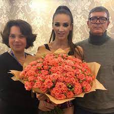 Ольга бузова заявила, что полностью обеспечивает свою мать и отца. Olga Buzova Priznalas Chto Tratit Mnogo Deneg Na Lechenie Zubov Otcu Vokrug Tv