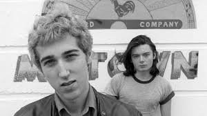 No obstante en 1996, daft punk dio una presentación en el festival even further en el que dieron el espectáculo sin máscaras por única ocasión en su carrera. Gdqk0mcnepk0m