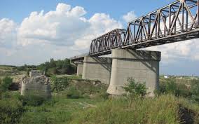 Podul va fi închis în vederea efectuării încercărilor statice şi dinamice necesare testării siguranţei în exploatare a suprastructurii. Podul De Cale FeratÄƒ De La GrÄƒdistea Dintre Bucuresti Si Giurgiu PrÄƒbusit In UrmÄƒ Cu 12 Ani Ar Putea Fi Reconstruit In Doi Ani