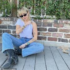 Just the two of us reached #2 on. From Miley Cyrus Edgy Mullet To Winnie Harlow S Retro Bangs Hairstylist Reveals 2021 S Top Trends Newsopener