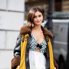 Der chin long bob ist die neueste variante unserer geliebten bob frisuren und gehort zu den schonsten frisuren fur mittellange haare im nachsten jahrer reicht wie sein name schon verrat bis zum kinn ist also die super kurze version des bobs den wir ohnehin schon das ganze jahr tragen. Chin Long Bob Diese Trend Frisur Kommt 2020 Cosmopolitan