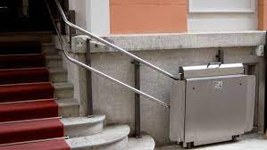 Servoscala Per Disabili Come Funzionano I Prezzi Le Detrazioni Fiscali Che Si Possono Ottenere E Le Regole E La Norm Condominio Sedie A Rotelle Aree Esterne