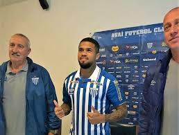 O superintende lédio d´altoé, o diretor de competições principais fábio nogueira, o diretor de competições especiais, carlos crispim, o diretor de arbitragem, marco antônio martins, o procurador. Avai Apresenta O Lateral Leo Velho Conhecido Do Tecnico Alberto Valentim Nd