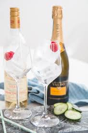Mit gut gekühltem lillet und schweppes russian wild berry auffüllen. Bubbly Friday Lillet Spritz The Daily Dose