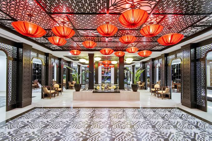 Bắt đầu ngày mới với cà phê và bữa sáng nhẹ trên ban công nhìn xuống hồ bơi xanh mát, du khách có thể tận hưởng nhịp nghỉ dưỡng chậm rãi trước khi khám phá Hội An.