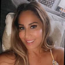 Elsa Malone's Instagram, Twitter & Facebook