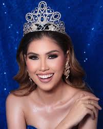 En las pálidas tardes yerran nubes tranquilas en el azul; en las ardientes  manos se posan las cabezas pensativas. ¡Ah los suspiros! ¡Ah los dulces  sueños! ¡Ah las tristezas íntimas! ¡Ah el