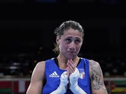 È la prima volta che il pugilato femminile italiano sale sul podio olimpico. Etzoyx Mlonxkm