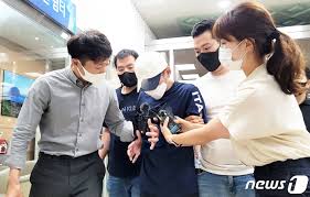 이 남성 2명 중에 1. R1dismo Eus Zm