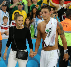 Zwischen mandy grace capristo und mesut özil soll bereits alles wieder aus sein. Liebes Comeback Mandy Capristo Und Mesut Ozil Sind Wieder Zusammen Mopo De