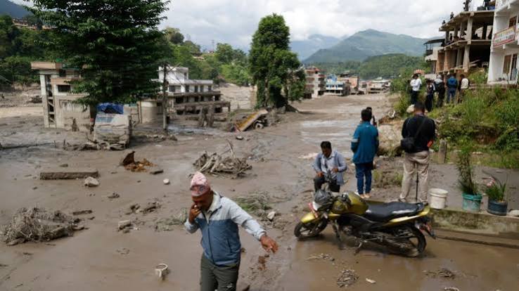 VIDEOS | Declara Nepal zona de desastre tras inundación en la frontera con el Tíbet; al menos 16 muertos y varios desaparecidos