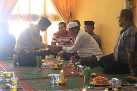 Ulangi sebeberapa mungkin, sesuai dengan ketebalan kerak pada wajan. Inilah Daerah Daerah Di Indonesia Yang Memiliki Tradisi Wanita Meminang Pria Boombastis