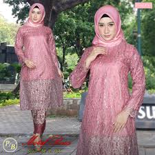 Acara pertunangan termasuk acara formal yang tak boleh anda adakan dengan menggunakan busana yang kurang sesuai atau terlalu santai. Stelan Kebaya Brokat Tile Mutiara Panjang Shopee Indonesia