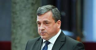 Bányai gábor, a fidesz országgyűlési képviselője még februárban kapta el a koronavírust, és a pozitív teszteredmény után néhány napon belül lélegeztetőgépre került, állapota súlyosbodása miatt. Banyai Gabor Lelegeztetogepre Kerult Banyai Gabor Fideszes Ota Nyujt Megbizoi Reszere Jogi Szolgaltatasokat Nabbatyour