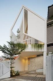 Keberadaan kantilever atau muka bangunan yang lebih menonjol membuat tampak depan rumah minimalis ini terlihat unik. 5 Inspirasi Fasad Rumah Minimalis