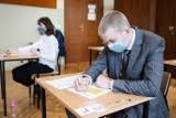 Centralna komisja egzaminacyjna zadecydowało, że w 2021 roku egzamin dojrzałości w liceach i technikach odbędzie się w terminie głównym między 4 maja, a 20 maja. Wrhqxejrizxgcm