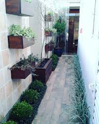 Dengan luas tanah yang minimalis, coba tanam tanaman hias yang tingginya sekitar 1 meter, maka akan tampak berwarna suasana rumahmu. Desain Taman Samping Rumah Yang Indah Dan Menarik