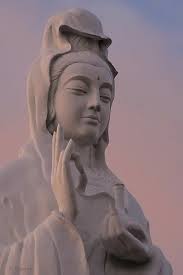 Kwan im merupakan salah satu boddhisatva besar yang berikrar selagi manusia belum selesai lepas penderitaanya beliau tidak akan menjadi buddha. Sejarah Dewi Kwan Im