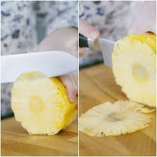 Mettiamo da parte le cose elaborate e puliamo e tagliamo un'ananas in maniera semplice. Come Pulire E Tagliare L Ananas La Ricetta Di Sonia Peronaci