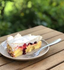 Den teig aus der kühlung nehmen und in eine springform (!) mit 26 zentimetern durchmesser drücken; Baiser Beeren Kuchen Mit Vanillepudding Mix Dich Glucklich Thermomix Rezepte Fur Food Non Food Essen Kosmetik Putzmittel Etc