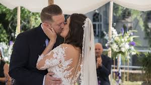 Das ungewöhnliche beziehungsexperiment begleitet die frisch vermählten in die. Hochzeit Auf Ersten Blick So War Kuss Fur Robert Emily Promiflash De