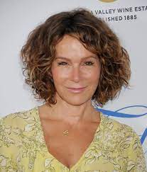18 Short Low Maintenance Styles For Naturally Curly Hair Curly Hair Styles Short Curly Hairstyles For Women Curly Hair Photos