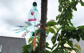 Fabriquer un épouvantail avec des bouteilles plastiques. Diy Epouvantail En Bouteille Plastique Chez Titval Fr