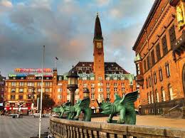 Συνορεύει από ξηράς μόνο με τη γερμανία, ενώ από θαλάσσης γειτνιάζει με τη σουηδία, τη νορβηγία, τη βόρεια θάλασσα και τη βαλτική. Pws H Dania Katafere Na 3eplhrwsei Ola Ta Xreh Ths Se 3eno Nomisma H Apopsh