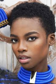 Modèle coupe de cheveux court femme. Aplex