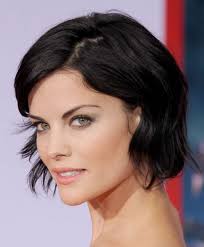 Jaimie Alexander Short Hair Bob Actress Jaimie Alexander Arrives At The Los Angeles Premiere Of Ir Short Hair Styles Jaimie Alexander Haircuts For Wavy Hair