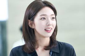 Soo yeon dreamed of becoming a pilot, but vision in one of his eyes was bad enough that he had to give up on his dream, he joins the general planning. Chae Soo Bin Promosikan Produk Ini Lagi Saat Syuting Sbs Where Stars Land