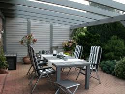 Terrassenuberdachung Aus Holz Und Glasdach Ist Auf Einer Seite Geschlossen Das Holz Ist In Grau Lacki Terrassenuberdachung Uberdachung Terrasse Uberdachungen