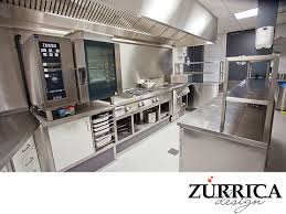 Buena opción para un día lluvioso. Las Mejores Cocinas Industriales Una Cocina Industrial Eficiente Requiere De Un Buen Diseno E Commercial Kitchen Design Hotel Kitchen Restaurant Refrigerator