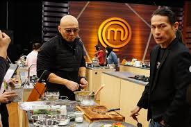 Chef juna sempat lama melajang sebelum akhirnya bertemu dengan presenter atries angel. Chef Juna Dianggap Tak Lagi Galak Di Masterchef Indonesia