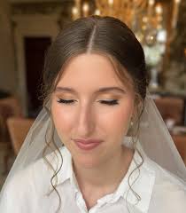 hello !! •My name is Emma and i would love to be apart of your big day!! ☺️  •currently promoting a special including 8 hours of coverage with fully  edited photos for