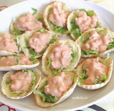Mescola in un recipiente del ketchup e delle maionese (in proporzione più maionese) fin quando la salsetta ottenuta non raggiunge il colore rosa; Ricetta Del Cocktail Di Gamberetti Corbula