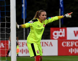 Known as 'bára', she is also a youtu. Galerie Fotbalistka A Slavna Youtuberka Votikova Planuje Velky Utek Ze Slavie Foto 6 Isport Cz