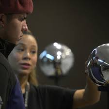 Cash-strapped Argentines queue for eyeball scans