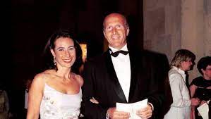 Cesara buonamici, 64 anni, e suo marito joshua potrebbero essere stati vittima della banda del rolex che da alcune settimane sta seminando il panico per le strade di firenze. Firenze Cesara Buonamici E Il Marito Rapinati Del Rolex La Repubblica