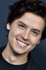 Cole sprouse's absence in the riverdale season 5 wrap photo has many wondering if he's leaving the show. Cole Sprouse 5 Fakten Uber Seine Neue Freundin Ari Fournier Glamour
